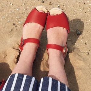 Lotta Peep toe Red Clogs